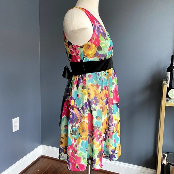 Bright floral V-neck dress w/ black waist tie - Picture 8 of 9